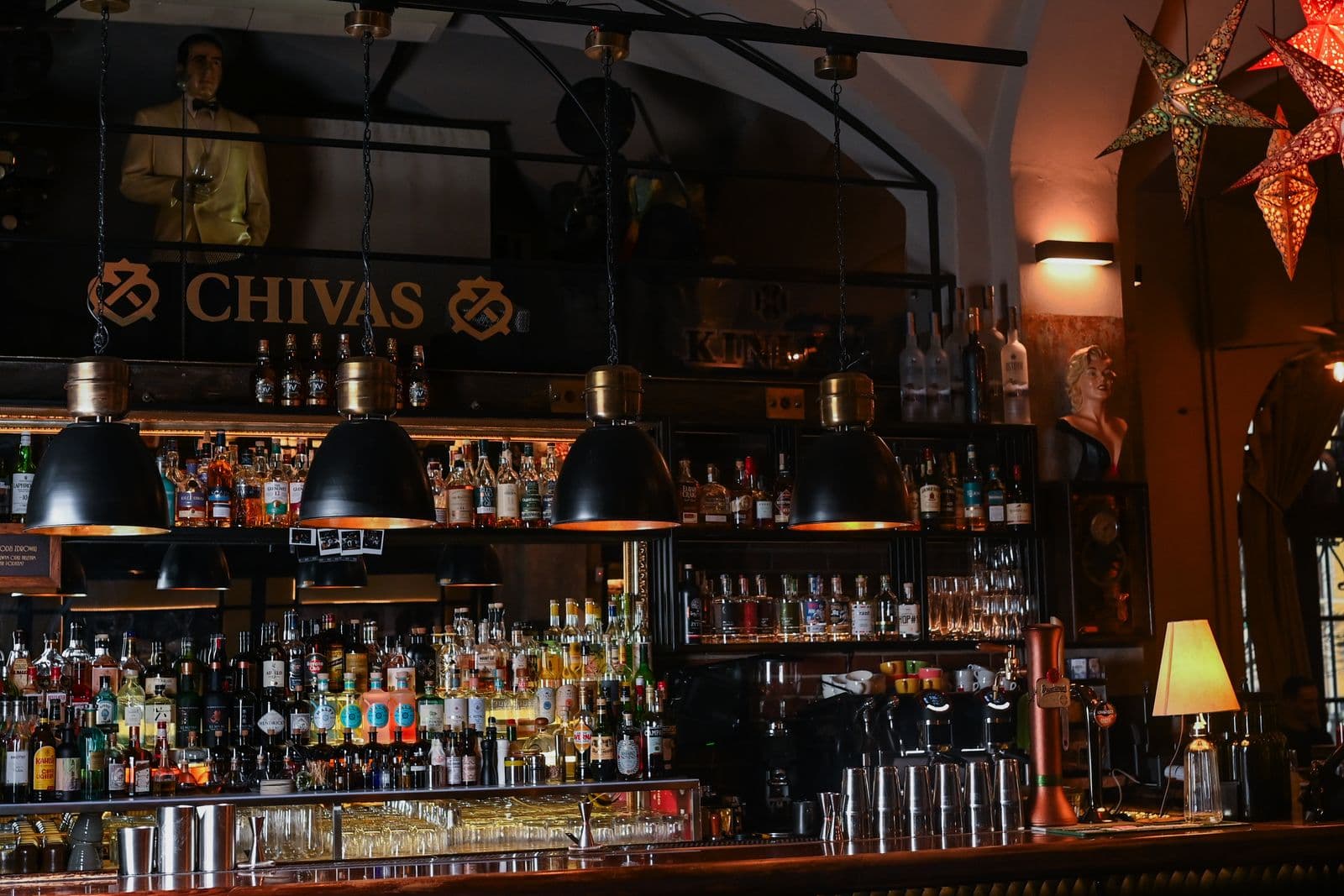 Wnętrze restauracji Pod Papugami — sala główna i bar